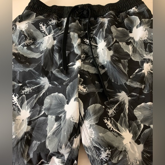 Adidas Black Hibiscus Allover Print Swimwear Shorts/Trunks Large - Picture 3 of 9
